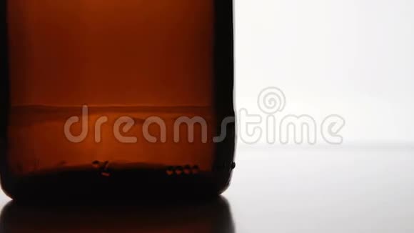 翻盖帽子落在一个棕色瓶子附近视频的预览图