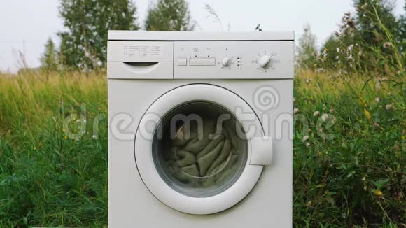 自然背景上的白色洗衣机视频的预览图