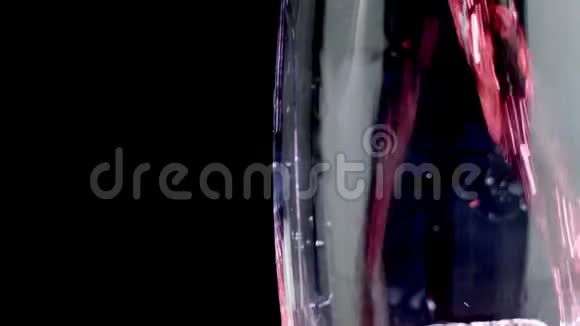 红酒被倒入一杯黑色的背景中慢动作视频的预览图