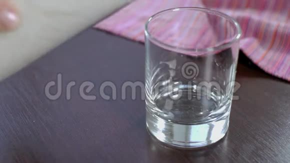 在玻璃容器中倒入糖准备烘焙加糖的杯子视频的预览图