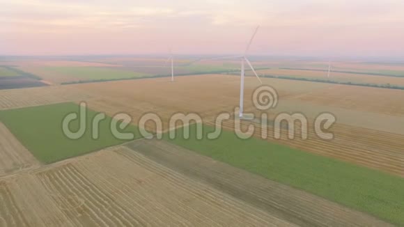 带农田和风力涡轮机的乡村鸟瞰图视频的预览图