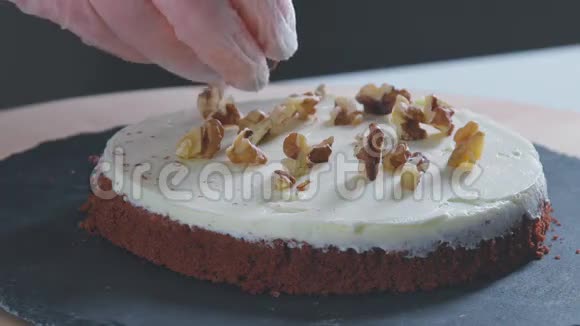 奶油核桃巧克力蛋糕糕点蛋糕特写视频的预览图