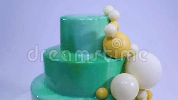 时尚摩丝蛋糕配青绿色镜面釉蛋糕与绿松石镜面釉装饰巧克力球视频的预览图