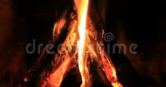 晚上壁炉里的火视频的预览图