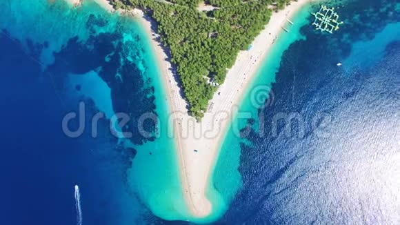 克罗地亚Brac岛上经过沙滩的船只的鸟瞰图视频的预览图