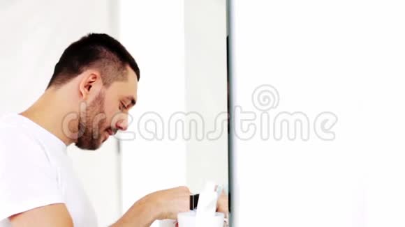 男人用棉签清洁耳朵视频的预览图