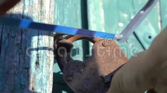 刑事安全保护理念小偷闯入一所房子锯了一个旧的金属铁挂锁生活方式与视频的预览图