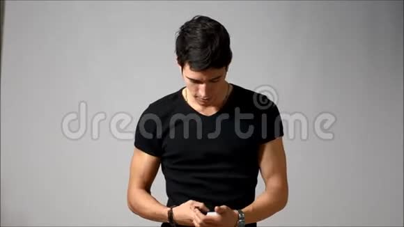 英俊的年轻人在用手机说话和争论视频的预览图