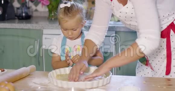 妈妈和女儿一起烤自制的馅饼视频的预览图