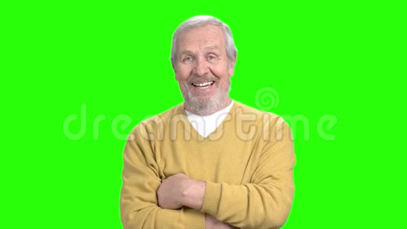 老人在绿色的屏幕上笑视频的预览图