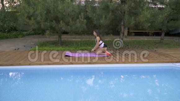泳池旁的布鲁内特自然俯卧撑动作缓慢视频的预览图