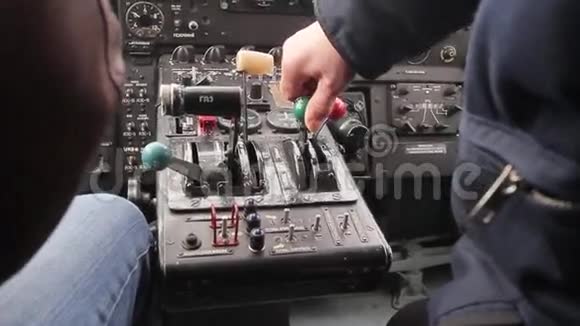 在驾驶舱里面双手驾驶水上飞机有声音的录像视频的预览图