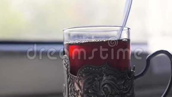 铁路旅行概念一杯杯子里有勺子的茶老式的站在桌子上坐在火车车厢里的生活方式视频的预览图
