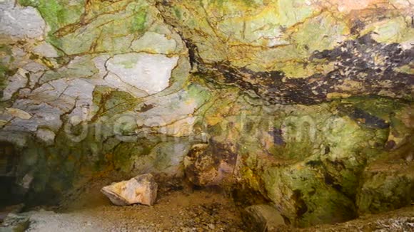 绿色深邃的地下洞穴视频的预览图