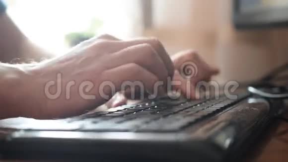 男人用手摸黑键盘打字视频的预览图