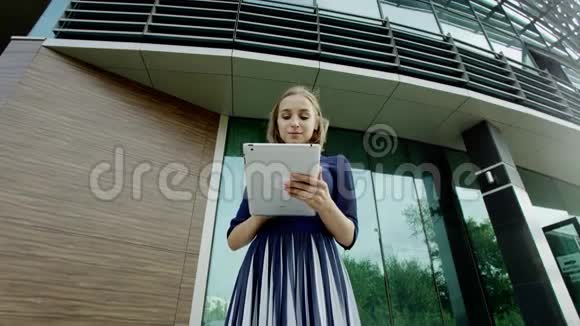 女商人用平板电脑视频的预览图