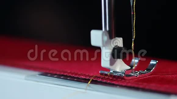 电动缝纫机刺绣在织物上织物缝针缝合视频的预览图