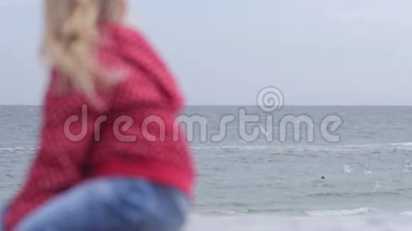 小女孩在海上做梦看着海鸥视频的预览图