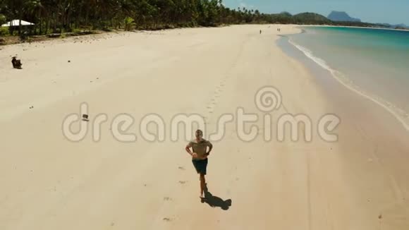 夏天人们在海滩上慢跑视频的预览图