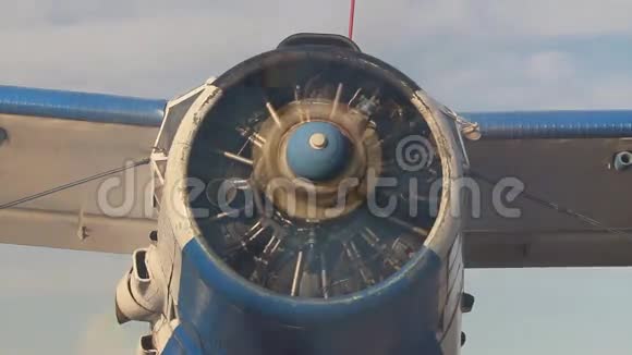一架有引擎运转的俄罗斯旧双翼飞机的正面景色视频的预览图