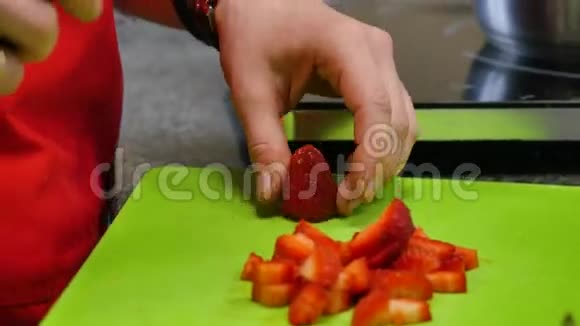 厨师手和刀切新鲜草莓在切割板视频的预览图