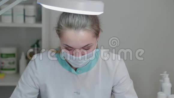 一位正在工作的女医生的特写肖像视频的预览图
