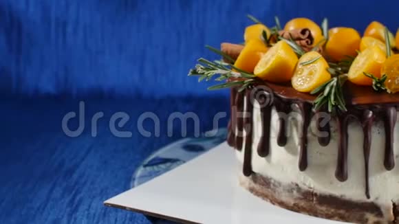 饼干蛋糕的正视图水果和鲜花馅饼特写前视饼干和奶油蛋糕巧克力蛋糕视频的预览图