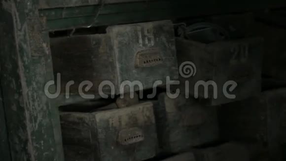 废弃棚里的旧橱柜视频的预览图
