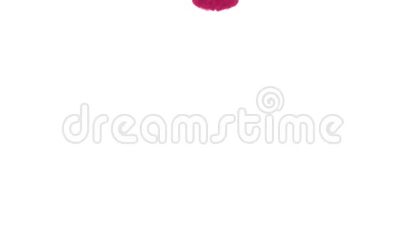 粉红色的墨水掉在白色背景上的水中墨水效果阿尔法面具视频的预览图
