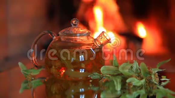 靠近壁炉的茶壶和酸橙茶视频的预览图