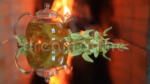 靠近壁炉的茶壶和酸橙茶视频的预览图