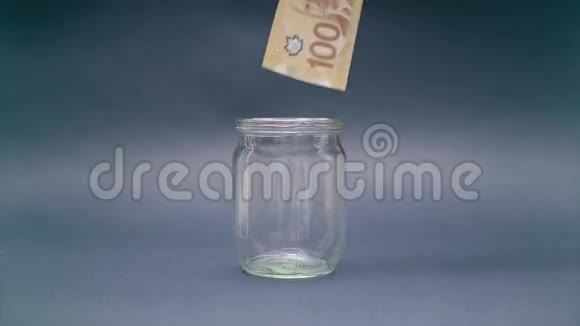 女人把加拿大元100投入玻璃罐视频的预览图