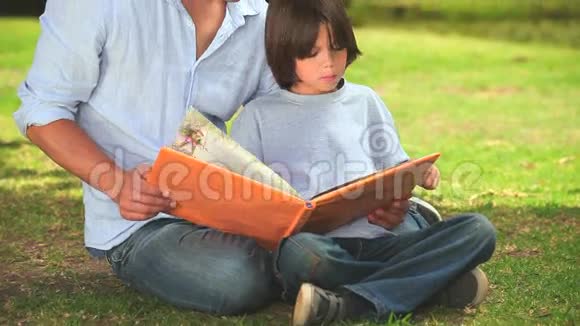 父亲和儿子读外音视频的预览图
