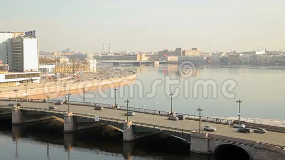 俄罗斯圣彼得堡跨河的路桥视频的预览图