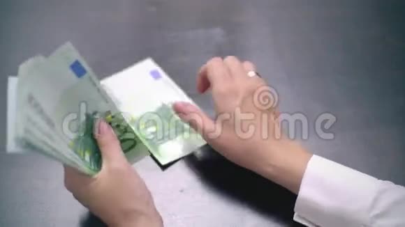 女人数着100欧元钞票的看法视频的预览图