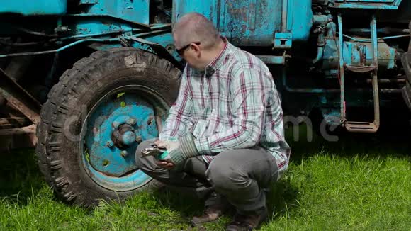 可调节扳手思维的拖拉机工人视频的预览图