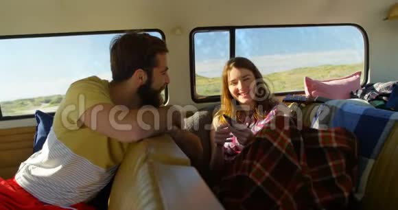 快乐的一对夫妻在货车里相互交流视频的预览图