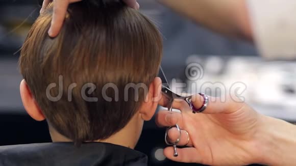 男理发师在理发店理发视频的预览图