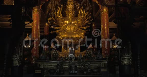 越南白底寺的佛像和祭坛装饰视频的预览图