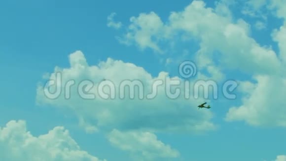 空中飞行的小型螺旋桨飞机视频的预览图