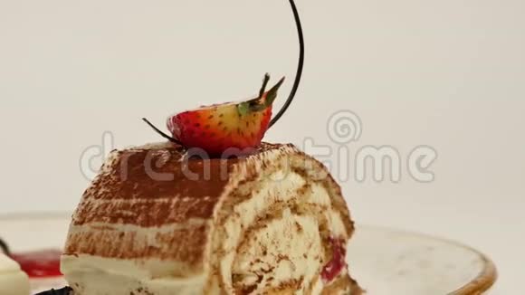 美味的奶酪蛋糕草莓和浆果酱配新鲜草莓的摩丝蛋糕芝士蛋糕和草莓视频的预览图