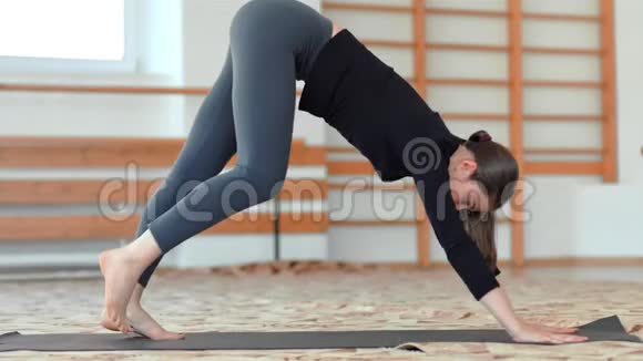 年轻的运动女性在健身房伸展和做瑜伽视频的预览图