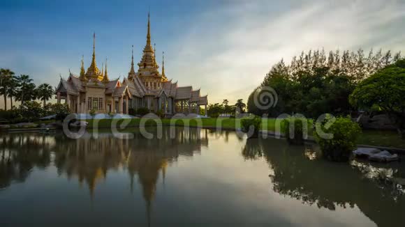 泰国NakhonRatchasima省的WatNone寺庙白天到夜间时间流逝视频的预览图