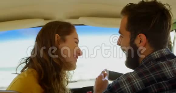 幸福的年轻夫妇在面包车里相互交流视频的预览图