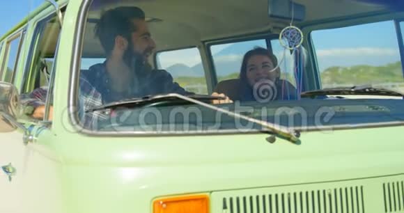 幸福的年轻夫妇在面包车里相互交流视频的预览图