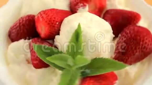 甜点加草莓冰淇淋和薄荷视频的预览图