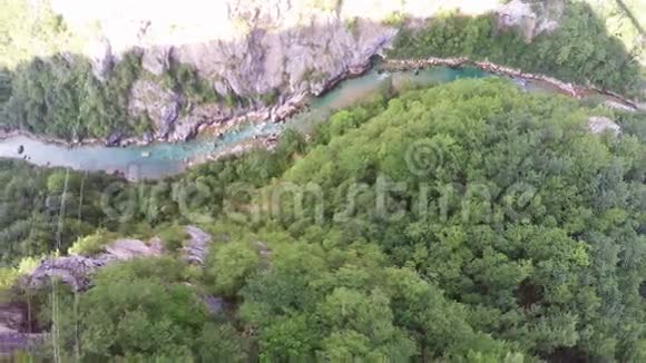 飞越Dzhurdzhevich桥横跨塔拉河峡谷杜米特国家公园黑山视频的预览图