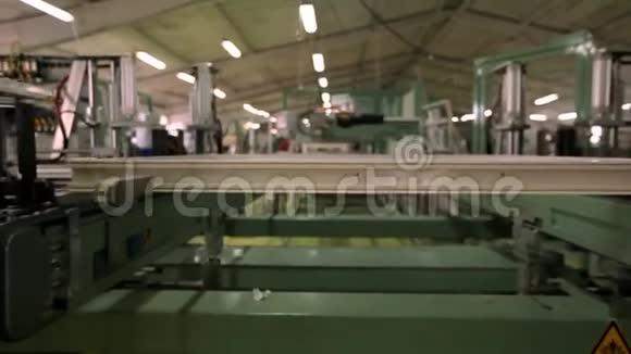 线生产塑钢窗制造塑钢窗的工作机器视频的预览图