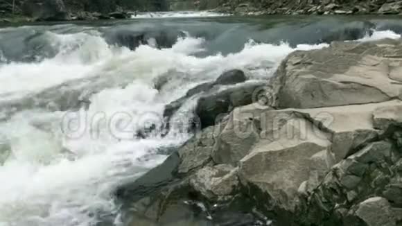 流动清澈的河流水流有白色透明的气泡和飞溅视频的预览图