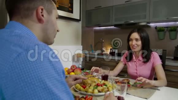 年轻夫妇一起吃晚饭视频的预览图